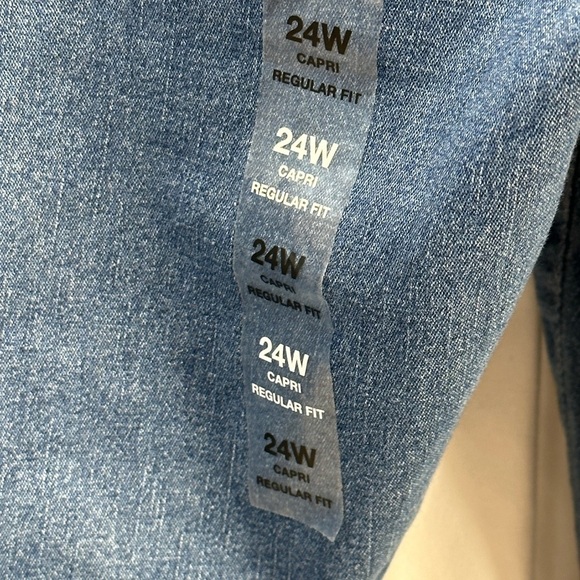 Karen Scott Comfort Waist Denim Zip Front Capri - Blue - size 24W - Picture 6 of 8